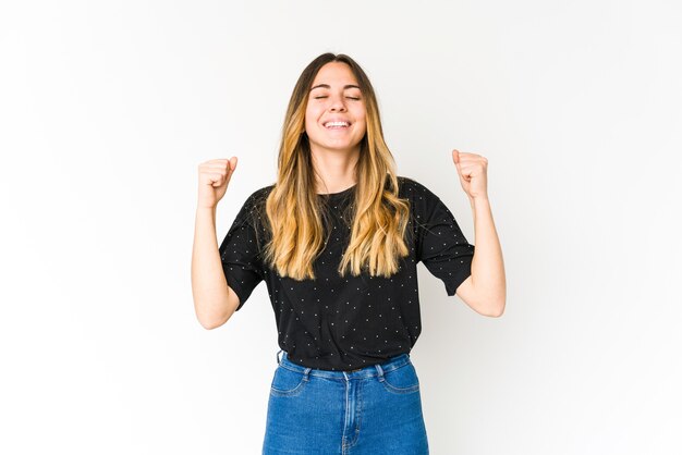 Mujer celebrando una victoria en estudio