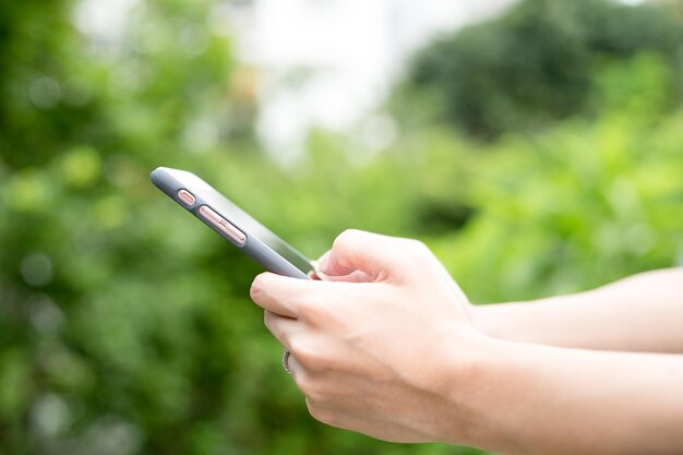 Mujer con celular sobre fondo verde