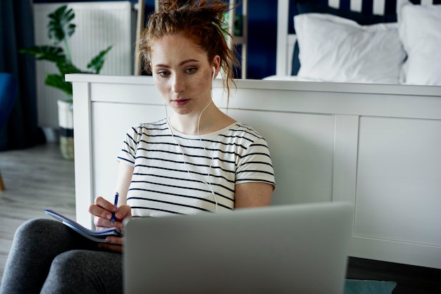 Mujer centrada en trabajar en la computadora