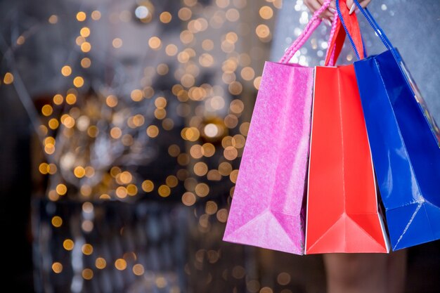 Mujer en centro comercial con bolsas de compras