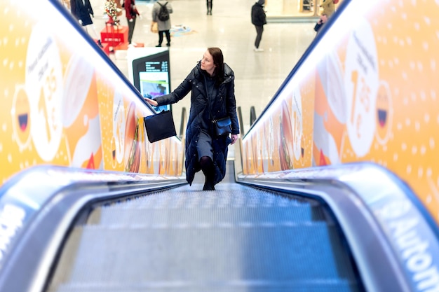 mujer, en, centro comercial, escalera mecánica