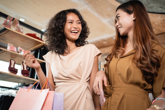 Mujer en el centro comercial de moda