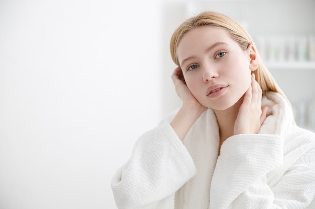 Mujer en centro de cosmetología