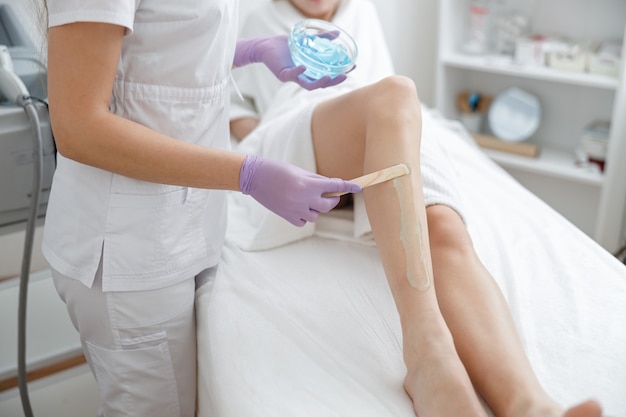 Mujer en centro de cosmetología