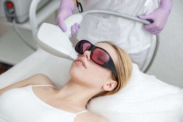 Foto mujer en centro de cosmetología