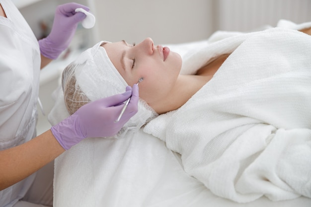 Mujer en centro de cosmetología