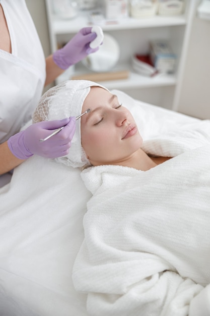 Mujer en centro de cosmetología