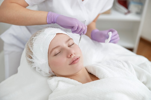 Mujer en centro de cosmetología