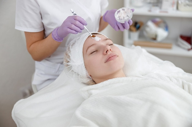 Mujer en centro de cosmetología