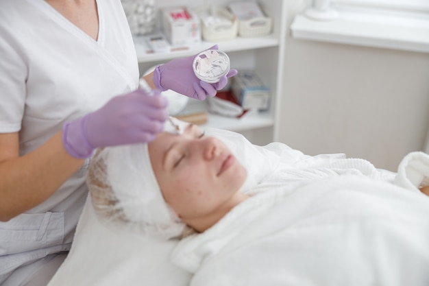 Mujer en centro de cosmetología