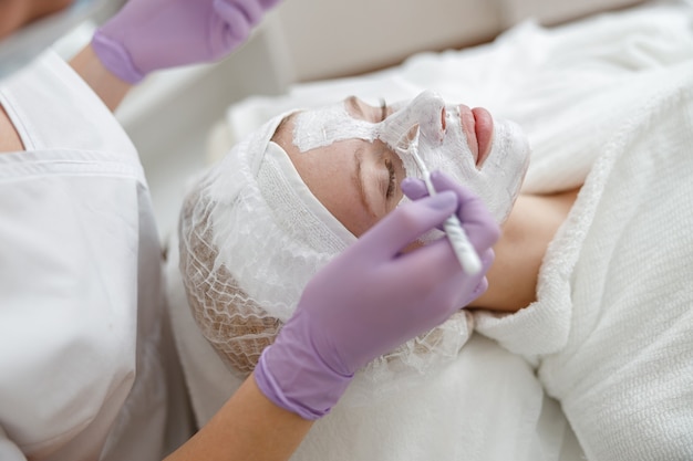 Mujer en centro de cosmetología