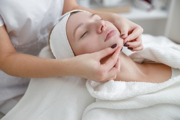 Mujer en centro de cosmetología