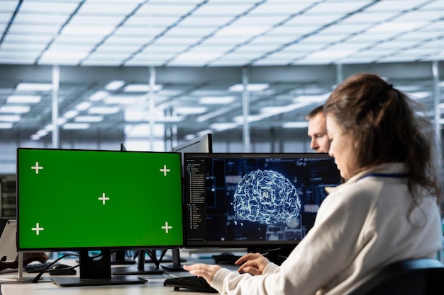 Mujer en un centro de datos de IA codificando en computadoras de pantalla verde