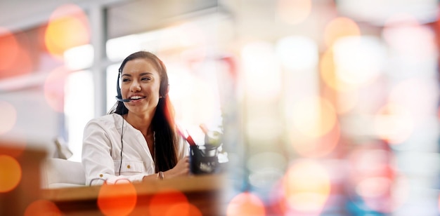 Mujer del centro de llamadas y auriculares con sonrisa o bokeh de servicio al cliente y superposición en maqueta. Agente feliz contáctenos y comunicación o soporte de preguntas frecuentes y telemercadeo o consultoría de crm en la mesa de ayuda