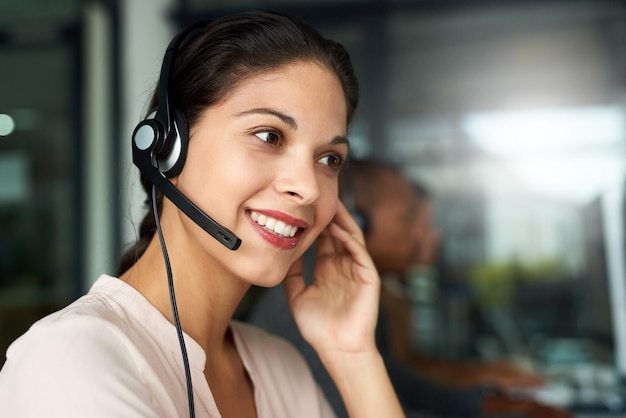 Mujer del centro de llamadas y consultora con contacto con nosotros crm y trabajo de servicio al cliente con una sonrisa Venta de ayuda telefónica y empleado de asesoramiento web con felicidad de telemercadeo y trabajo en maqueta de oficina