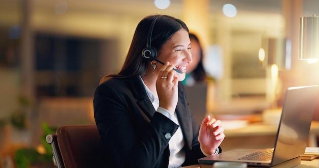 Mujer centro de llamadas y portátil con micrófono en la oficina con hablar para el servicio al cliente mesa de ayuda y póngase en contacto con nosotros abogado consultor y feliz por computadora para asesoramiento legal escuchar y auriculares en la noche