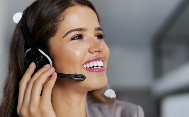 Mujer centro de llamadas y servicio con sonrisa en la oficina para soporte al cliente crm consultoría y comercio electrónico auriculares felices y consultor con tecnología en negocios para ayuda de telemarketing y ventas salientes