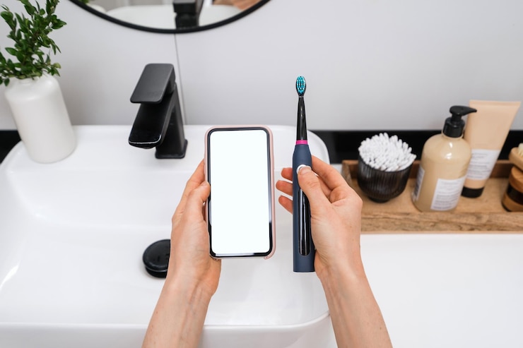 Foto mujer cepillándose los dientes con un dispositivo dental moderno en casa