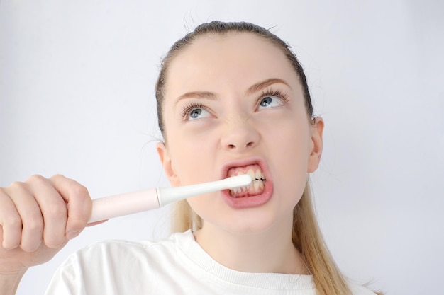 Foto mujer cepillándose los dientes