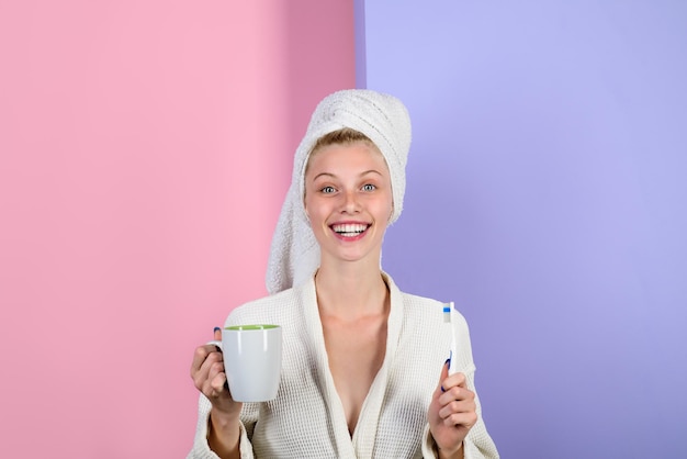 Mujer con cepillo de dientes, tratamientos matutinos, salud, rutina matutina, procedimientos matutinos, despertar