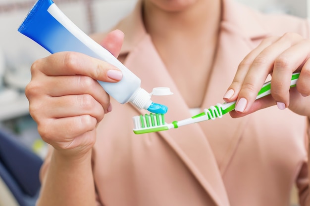 Foto mujer, con, cepillo de dientes