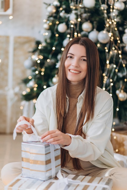 Mujer cerca del árbol de Navidad