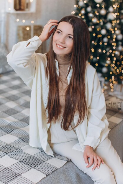 Mujer cerca del árbol de Navidad