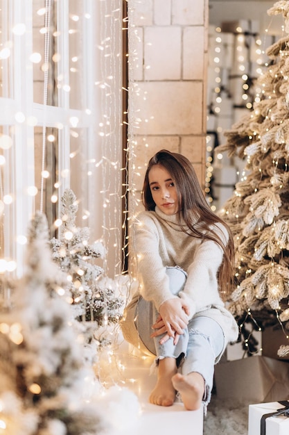 Mujer cerca del árbol de Navidad