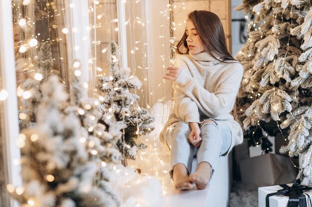 Mujer cerca del árbol de Navidad