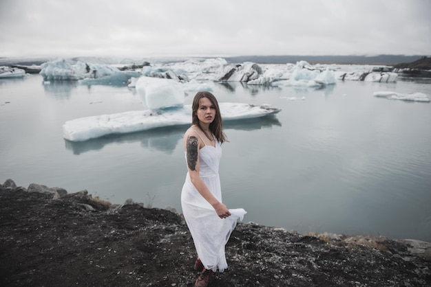 Mujer cerca del glaciar en Islandia