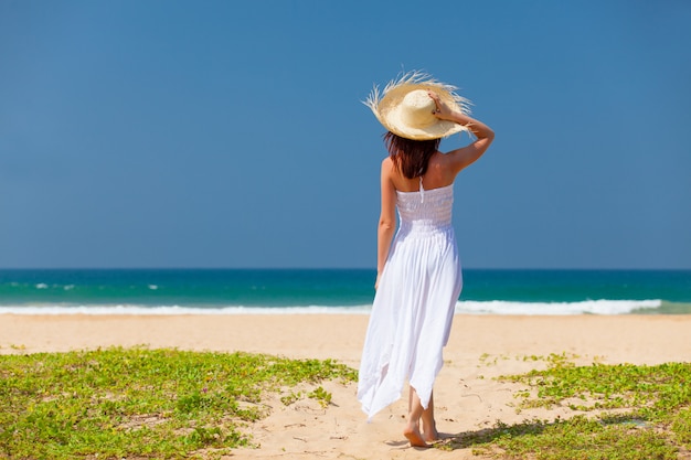 mujer cerca del oceano