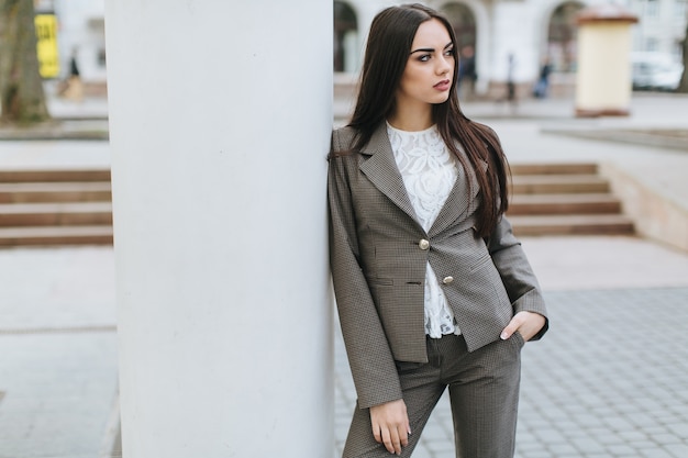 Mujer cerca del pilar