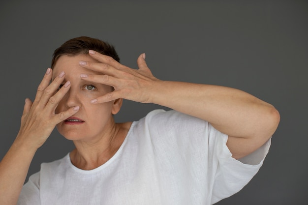 Foto mujer de cerca que cubre su rostro