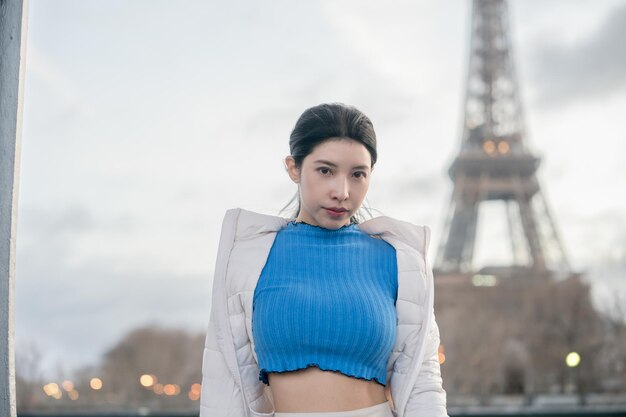 Mujer cerca de la torre Eiffel en un día de invierno