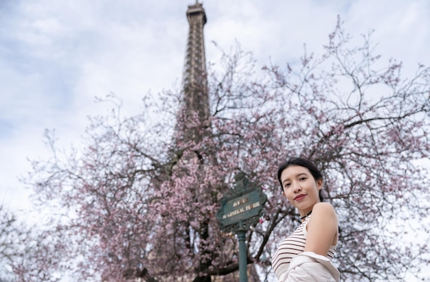 Mujer cerca de la torre Eiffel París Francia