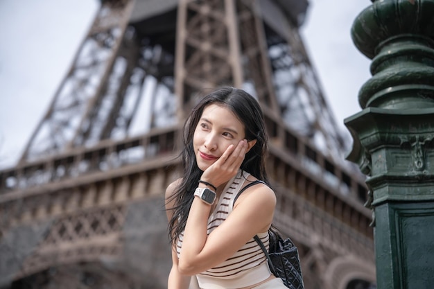 Mujer cerca de la torre Eiffel París Francia