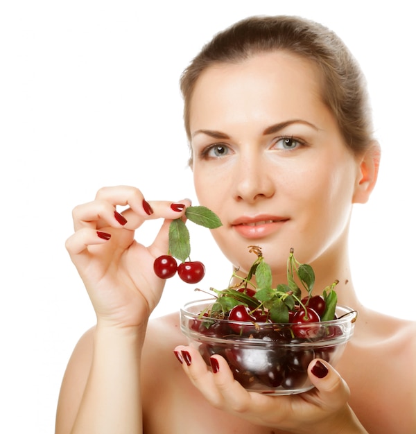 Mujer con cerezas sobre blanco