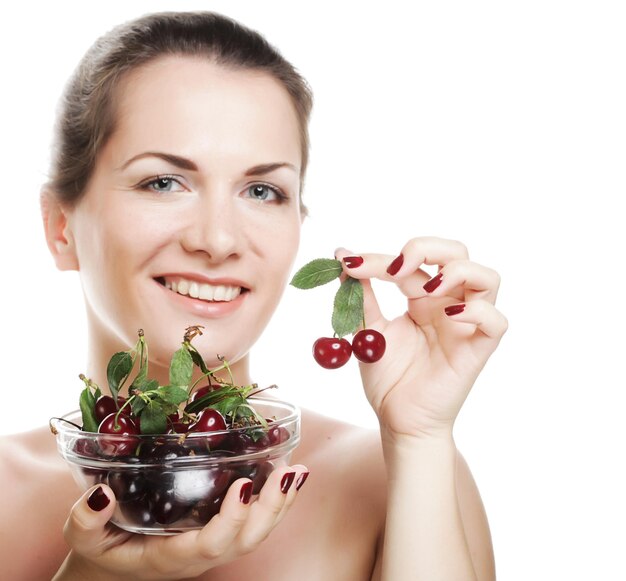 Mujer con cerezas sobre blanco