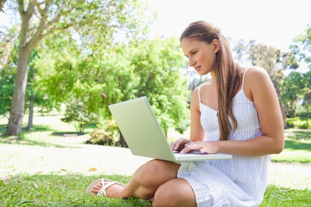 Mujer en el césped con su cuaderno