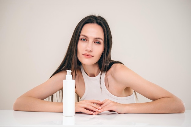 mujer con champú profesional para el tratamiento del cabello