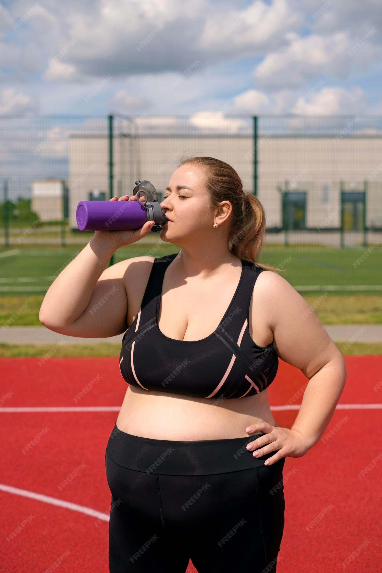 melodía Río arriba Económico Mujer en chándal de fitness bebe agua de una botella deportiva para saciar  la sed | Foto Premium