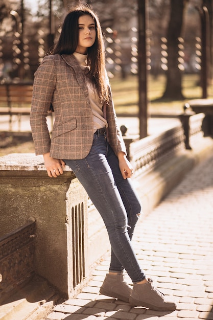 Mujer con chaqueta afuera