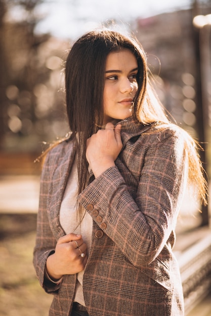 Mujer con chaqueta afuera