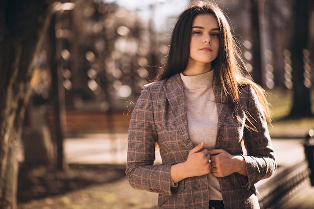 Mujer con chaqueta afuera