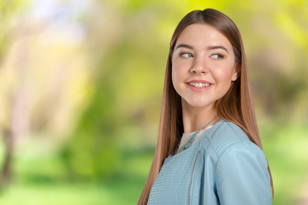 Mujer en una chaqueta azul