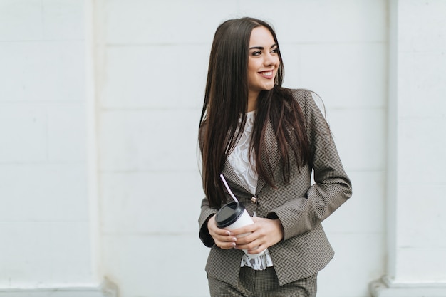 Mujer en la chaqueta con batido