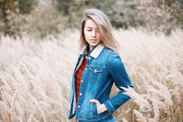 Mujer con una chaqueta de jeans fuera