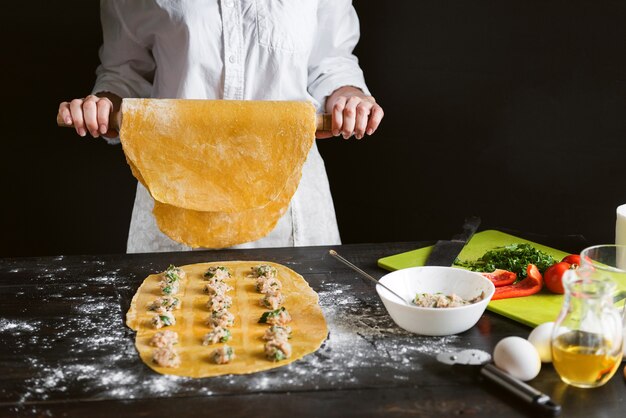 Mujer chef cocina paso a paso los tradicionales ravioles