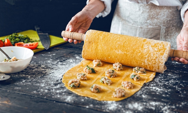 Mujer chef cocina paso a paso los tradicionales ravioles