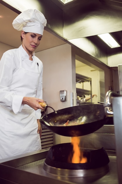 Mujer chef preparando comida en la cocina